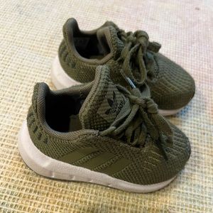 adidas Swift Run 1.0 Athletic Shoe - Baby / Toddler - Green. Size 4.